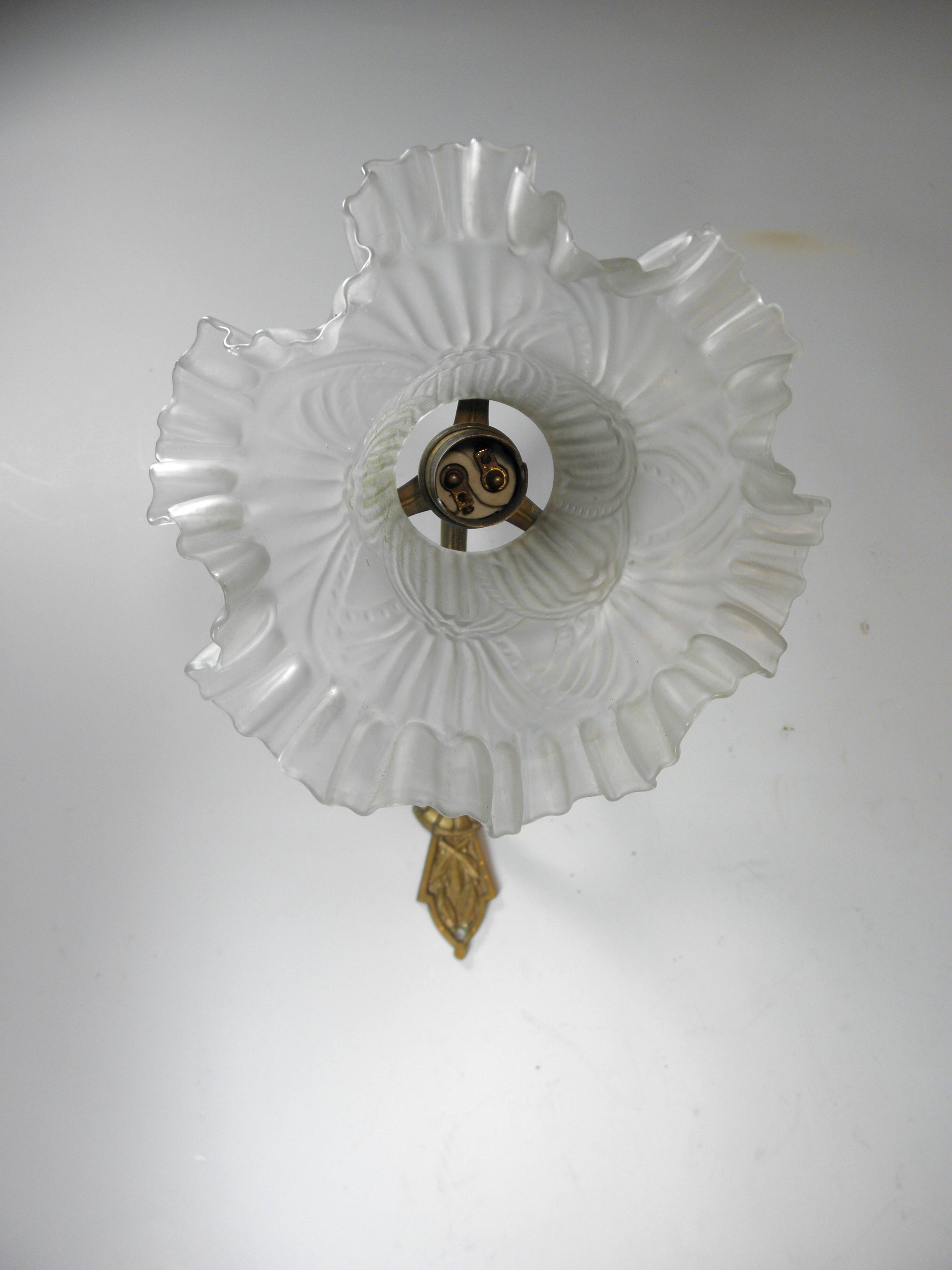 Swan neck wall light in gilded brass and glass