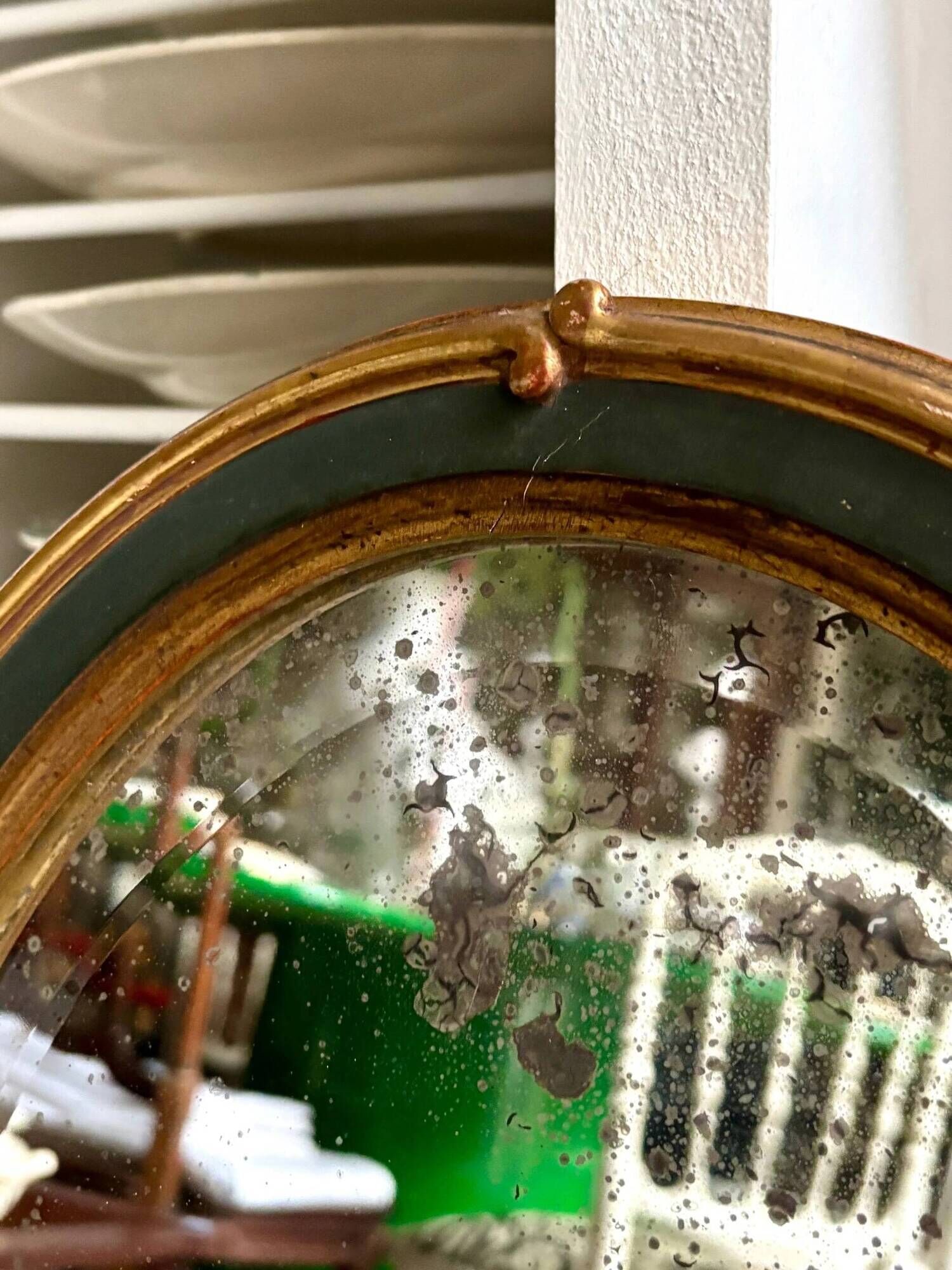 Oval mirror in wood and green and gold stucco, 75 x 42 cm
