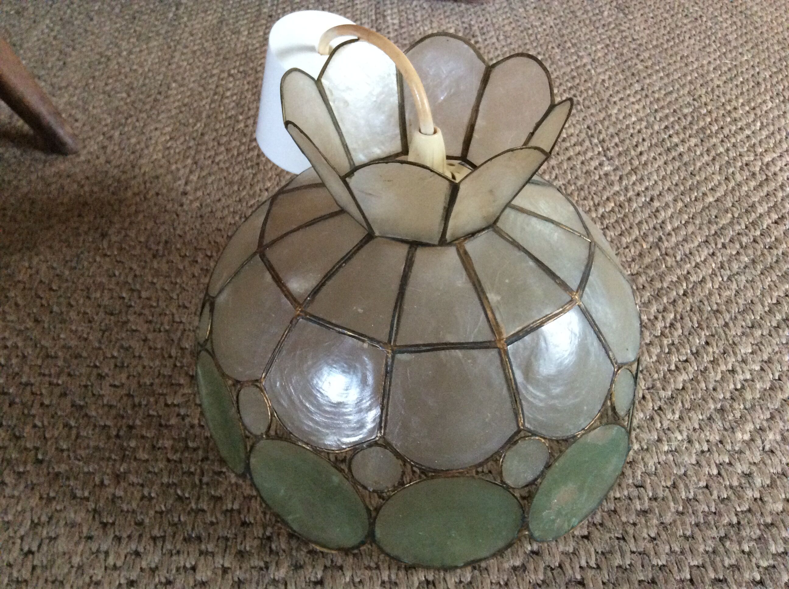 Mother-of-pearl suspension