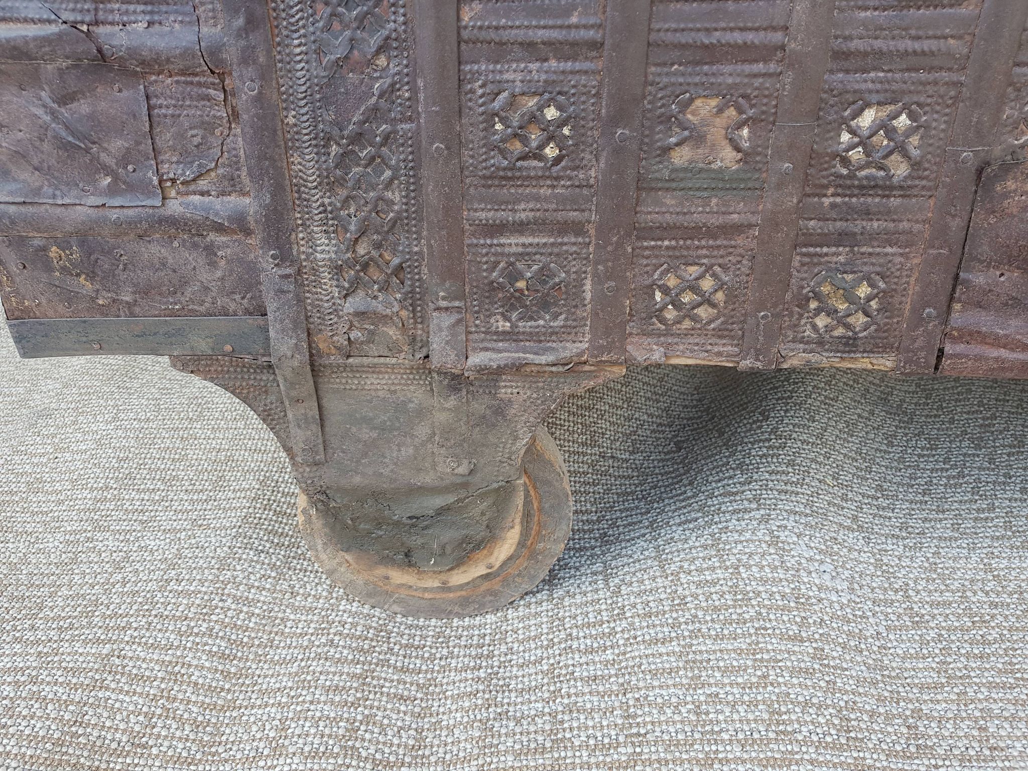Coffre ancien indien vintage  sur roues en bois début 20eme s
