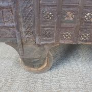 Coffre ancien indien vintage  sur roues en bois début 20eme s
