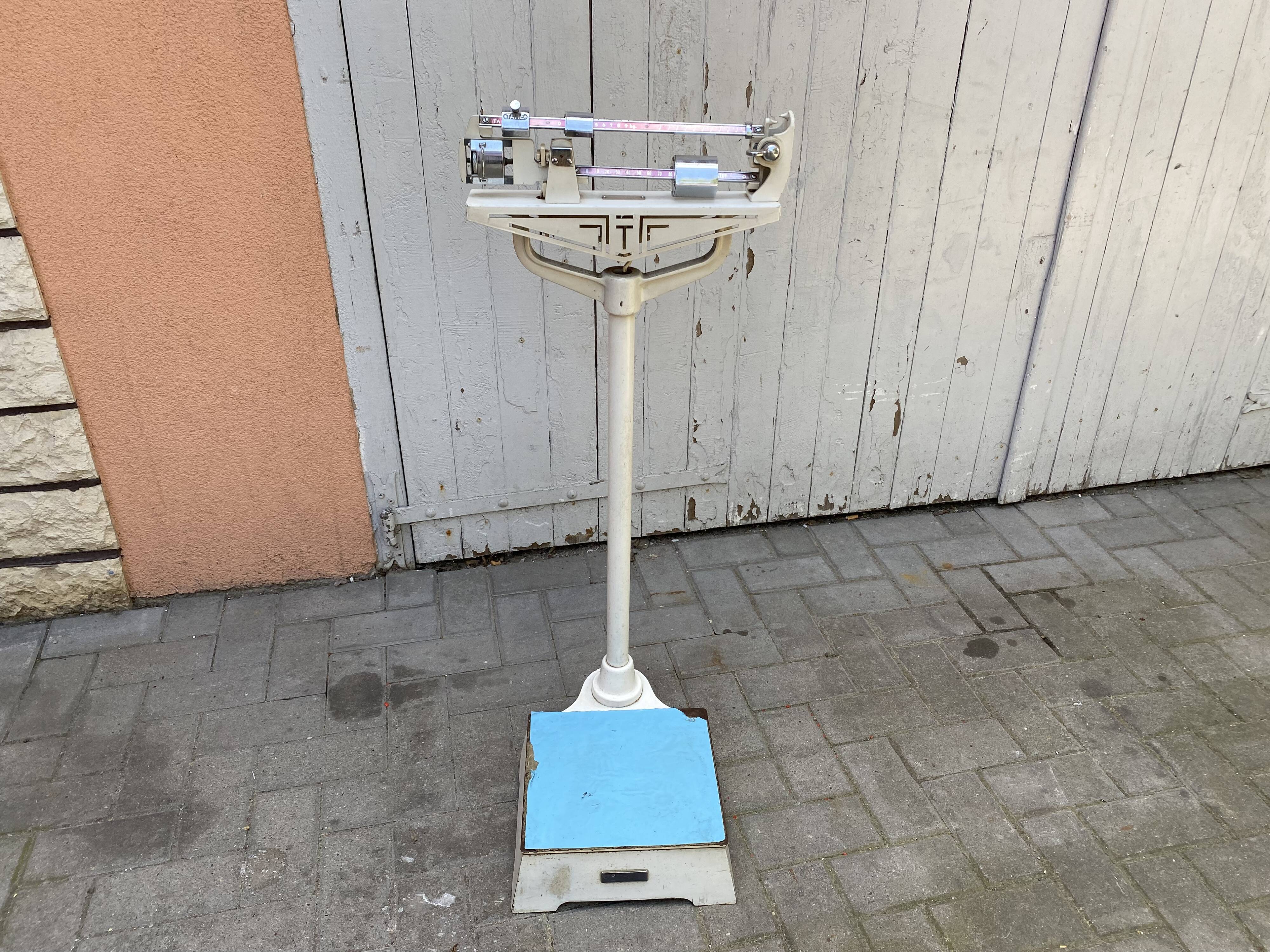 Testut Doctor's Scale Weighs Vintage Person