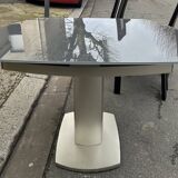 Extendable dining table