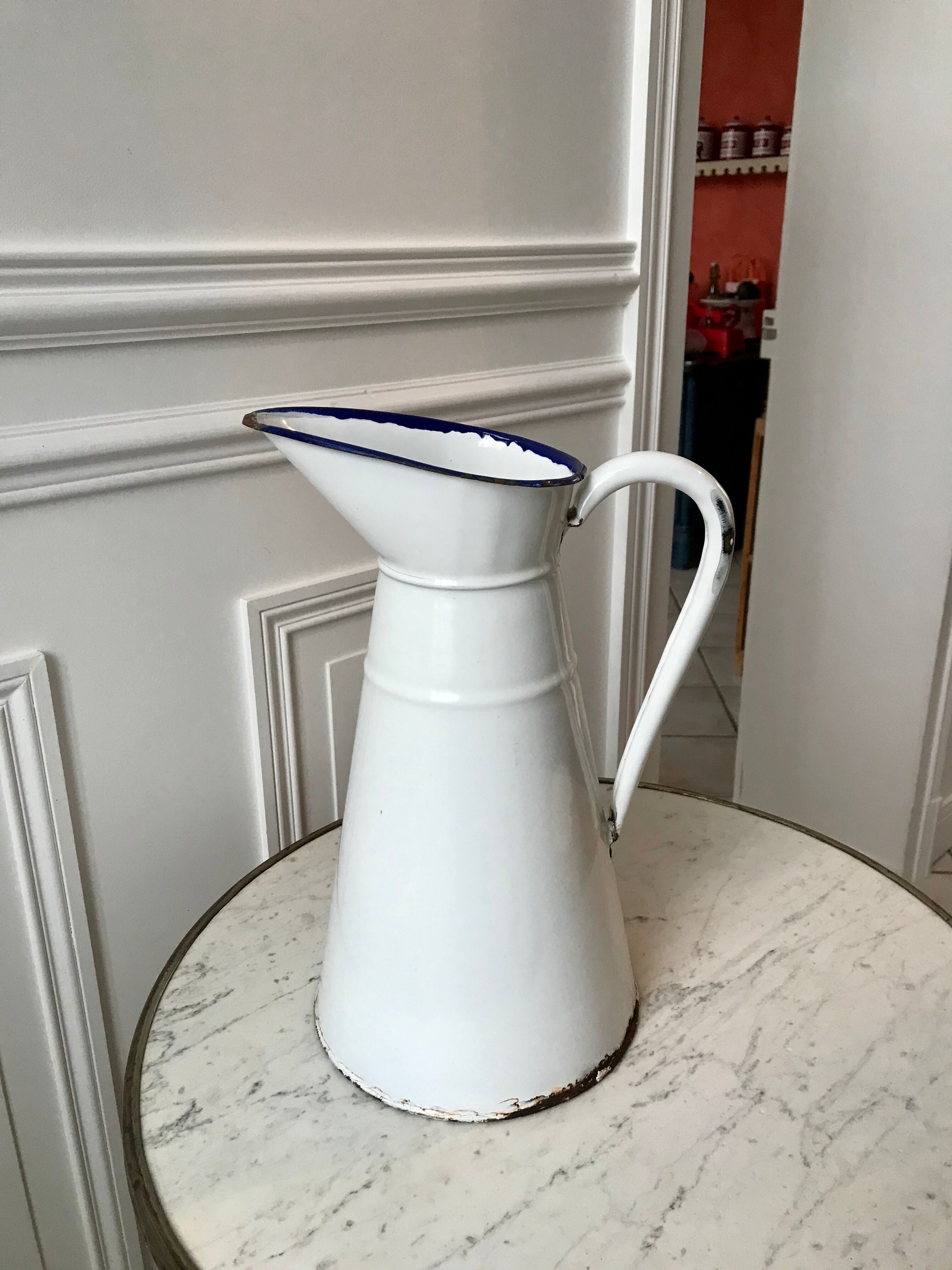 Old pitcher in enamelled sheet metal 20s-30s