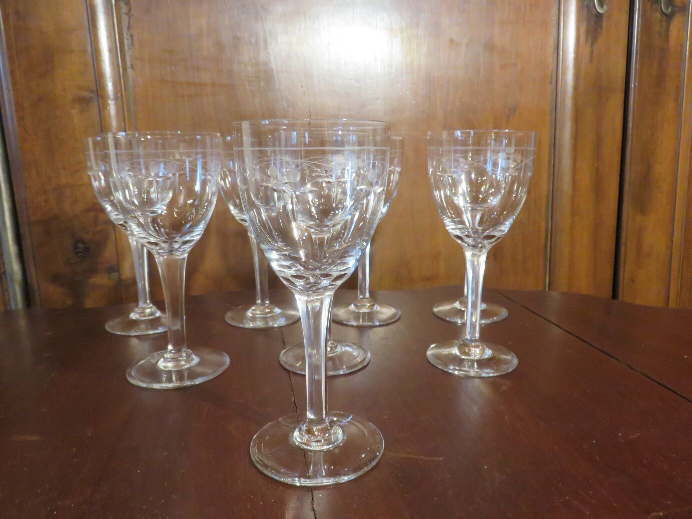 Suite of 8 crystal wine glasses