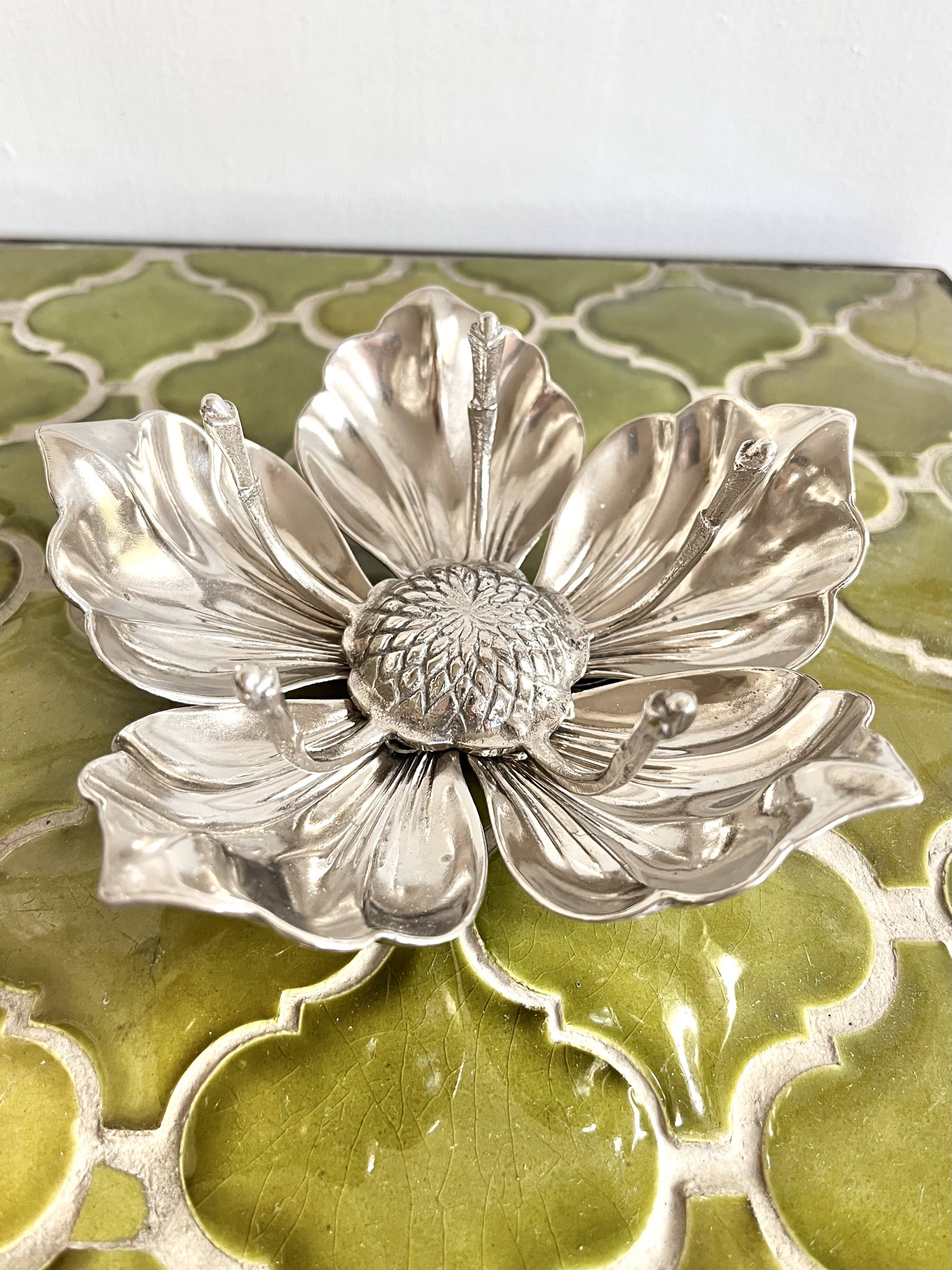 Fleur cendrier à coupelles amovibles