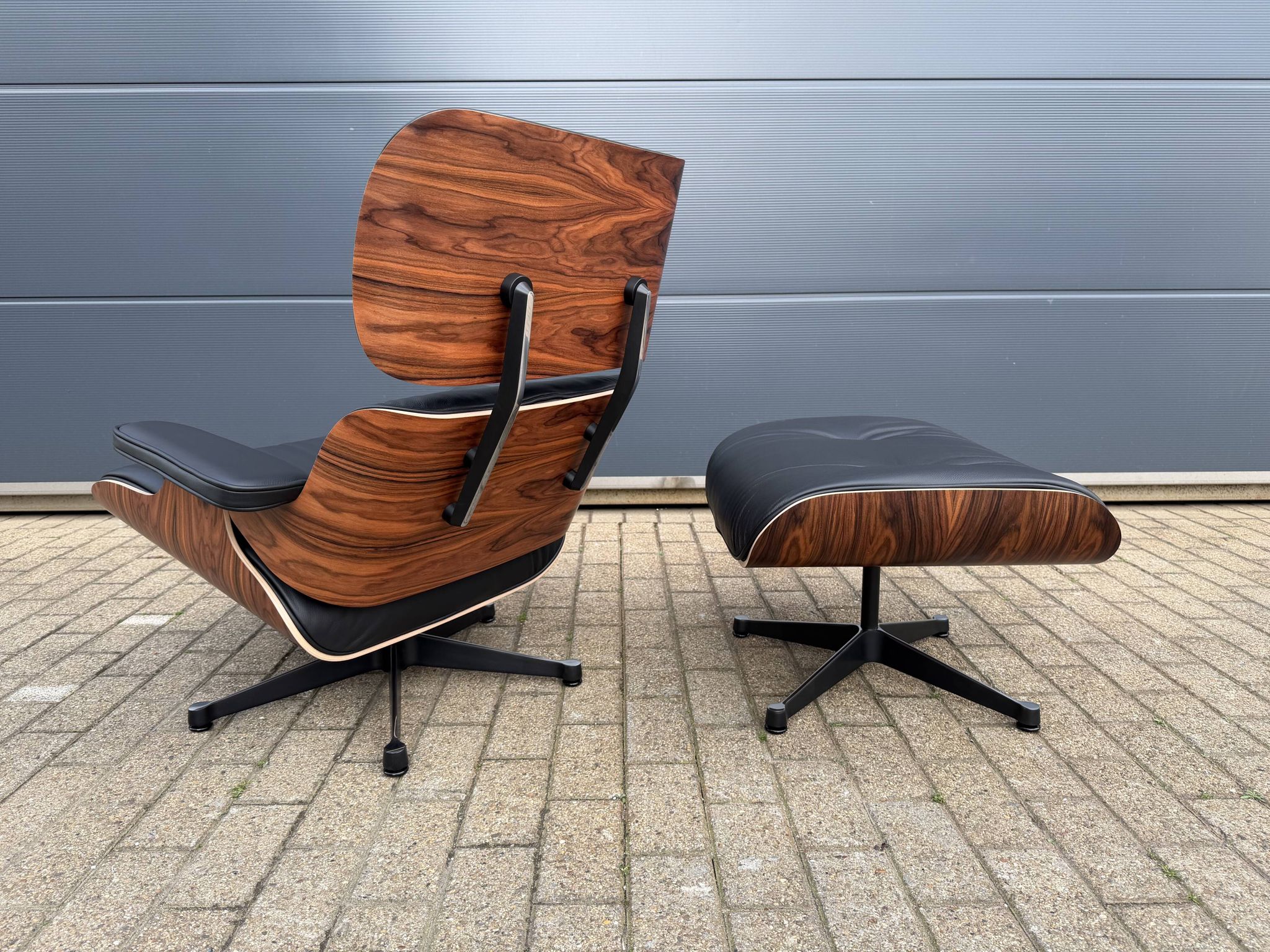 Vitra Eames Lounge chair XL + Ottoman, Zwart leder & Santos Palissander