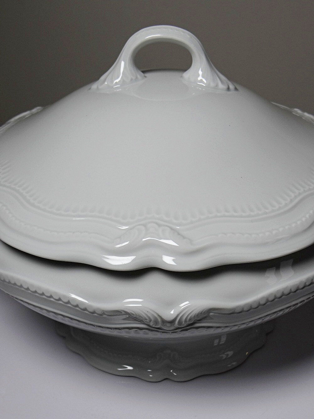 White fine porcelain soup tureen/vegetable dish from Limoges attributed to Barnardaud, vintage.