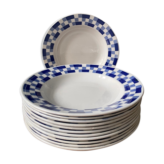 Série de 12 assiettes creuses en demi porcelaine Saint Amand, début XXème