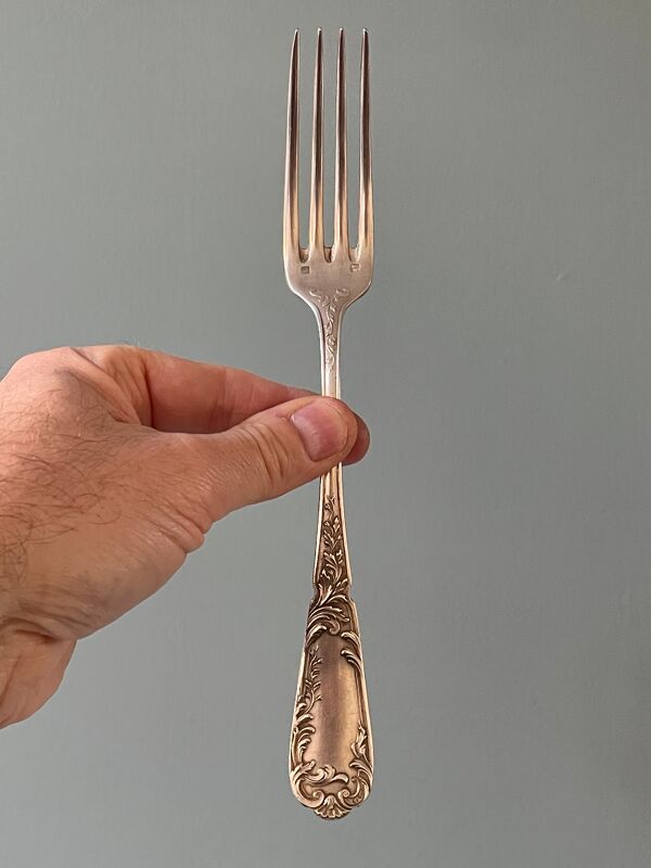 Série de 21 fourchettes de table anciennes en métal argenté