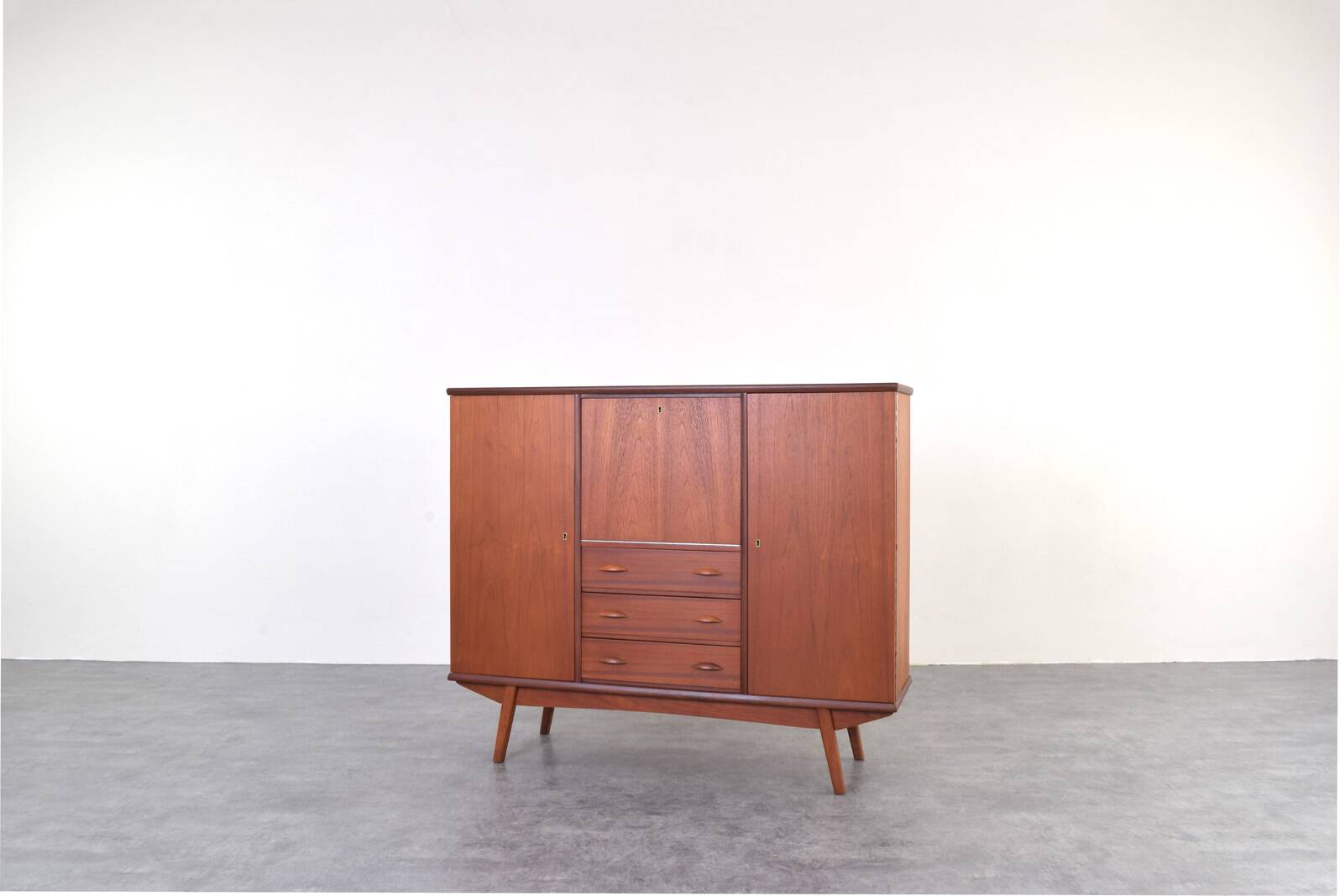 Buffet haut en teck danois du milieu du siècle, années 1960.