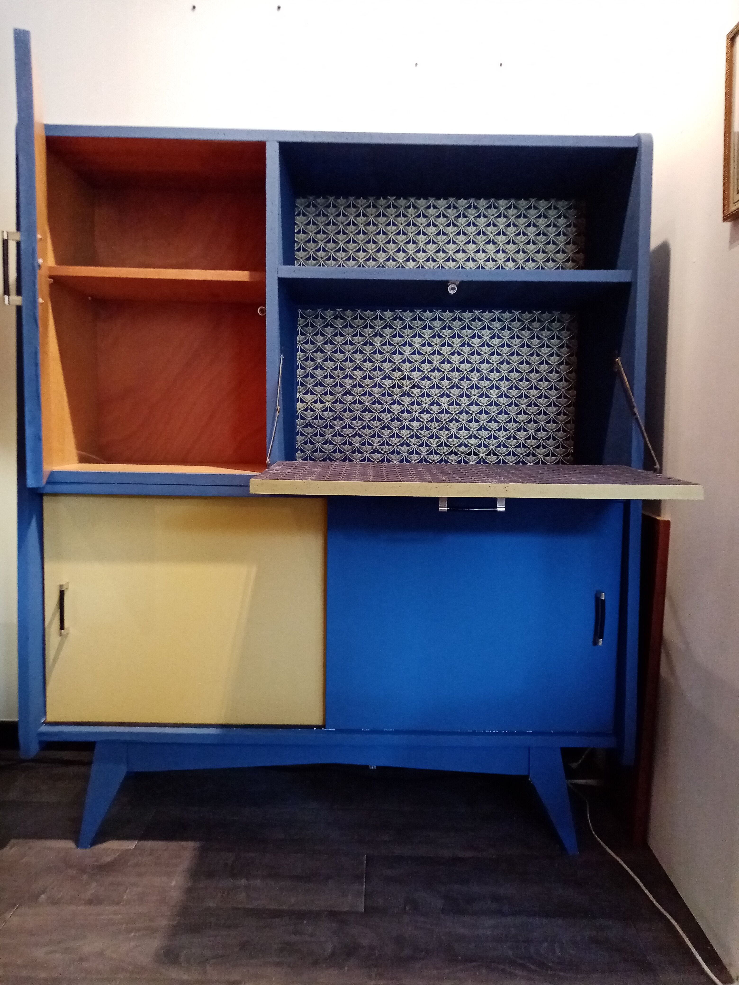 Office secretary 50s blue and yellow