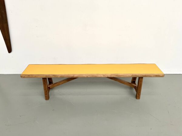 Banc brutaliste, assise jaune ''pop
