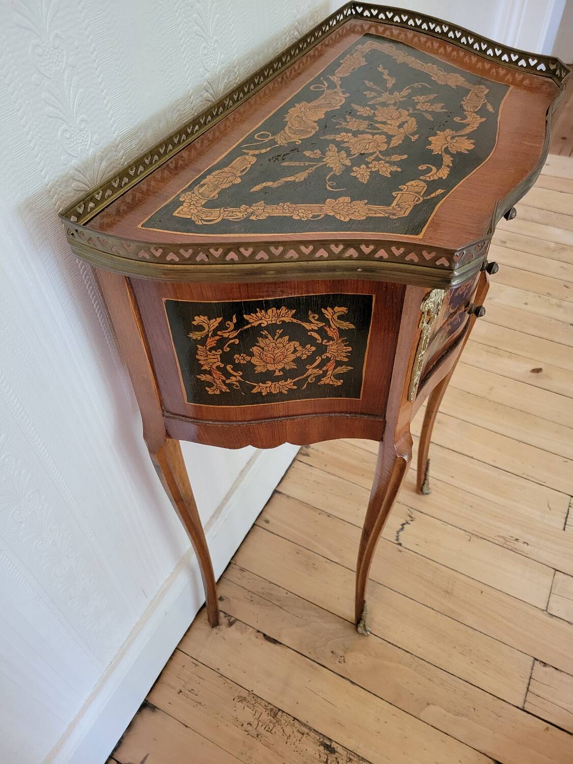 Louis XV bedside table or gueridon with floral motifs, 19th century.