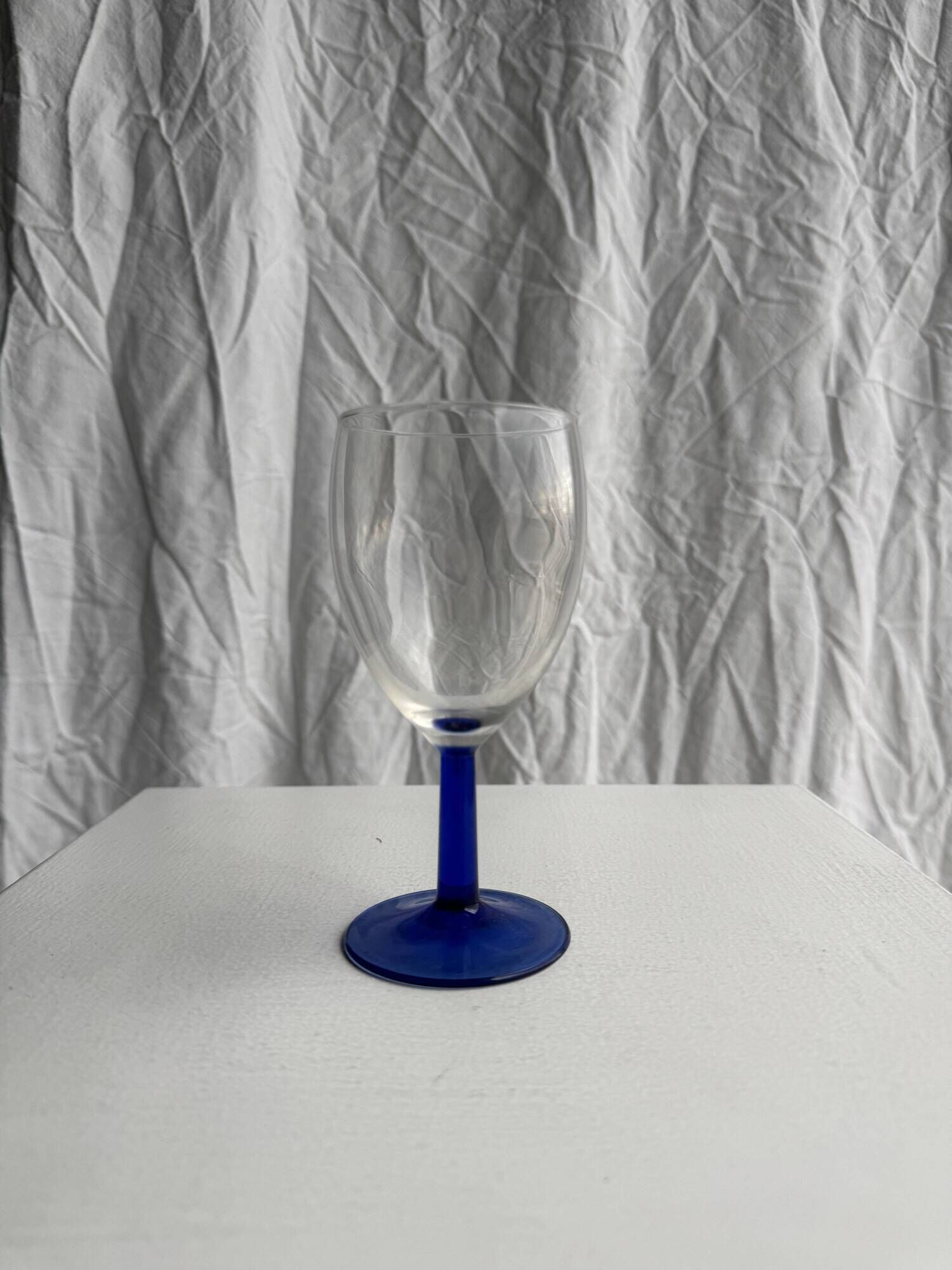 Set of 2 small king-shaped stemmed glasses and 2 small ball-shaped stemmed glasses