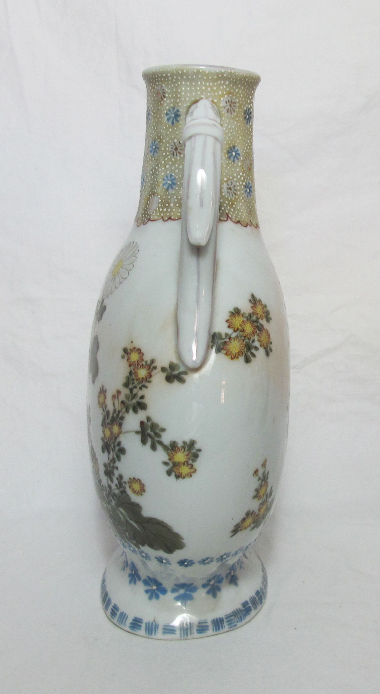 Gourd vase in Chinese or Japanese porcelain