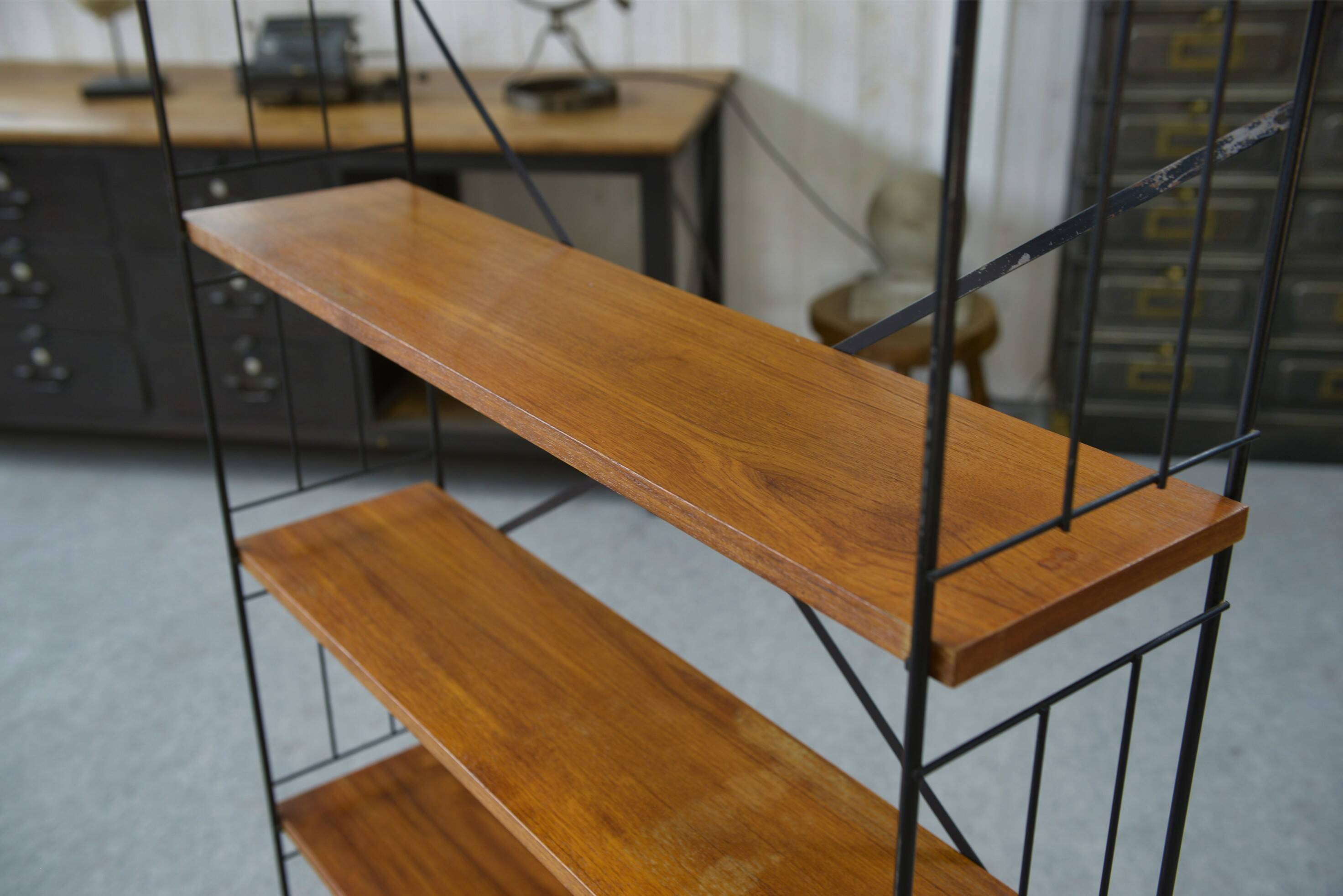 Shelf on legs with 5 teak veneer shelves from 1970.