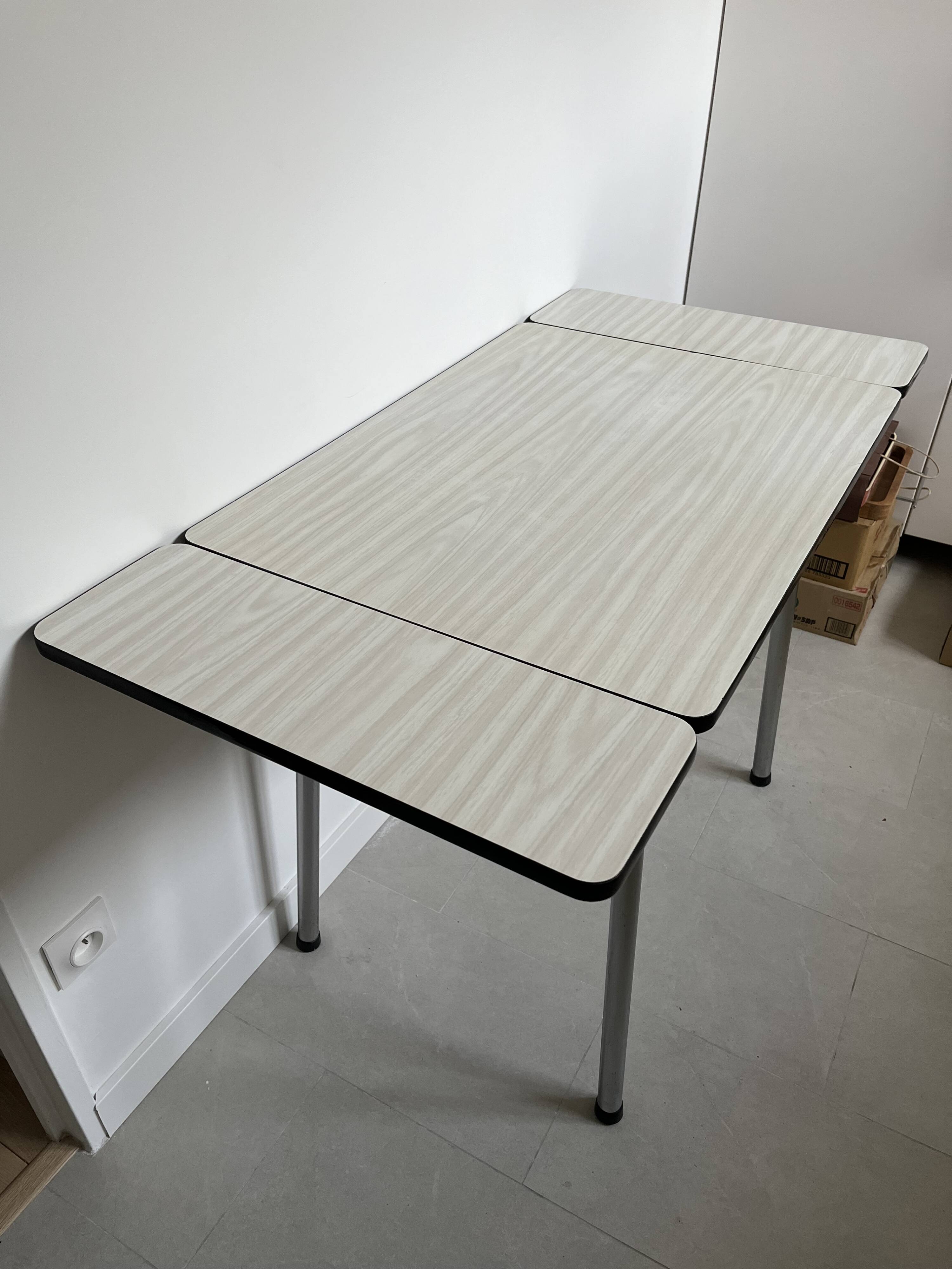 Table extensible en Formica blanche