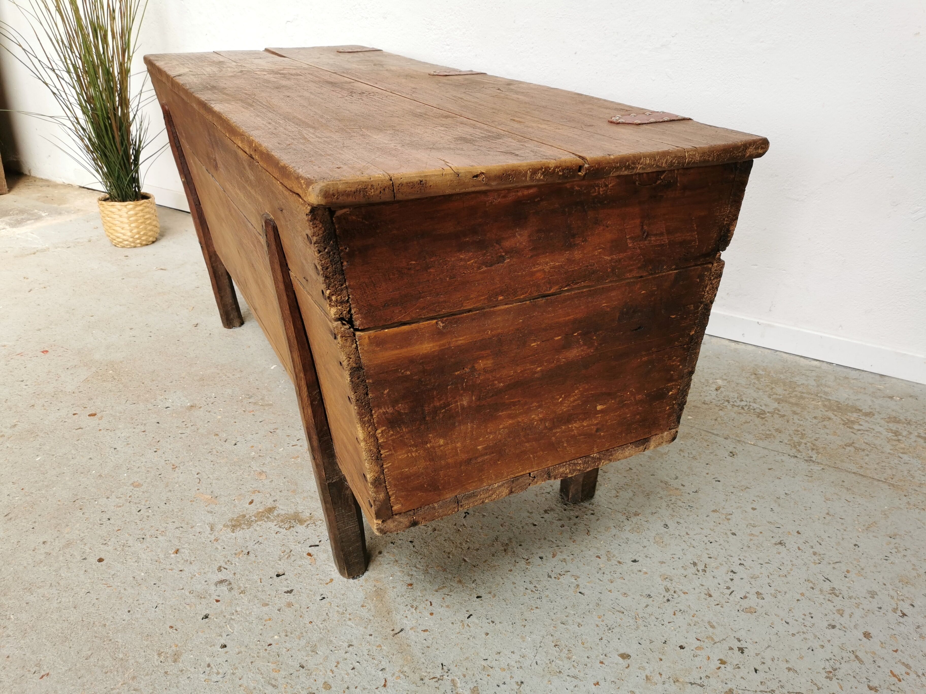 Wooden chest kneaded maie