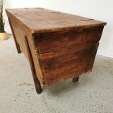 Wooden chest kneaded maie