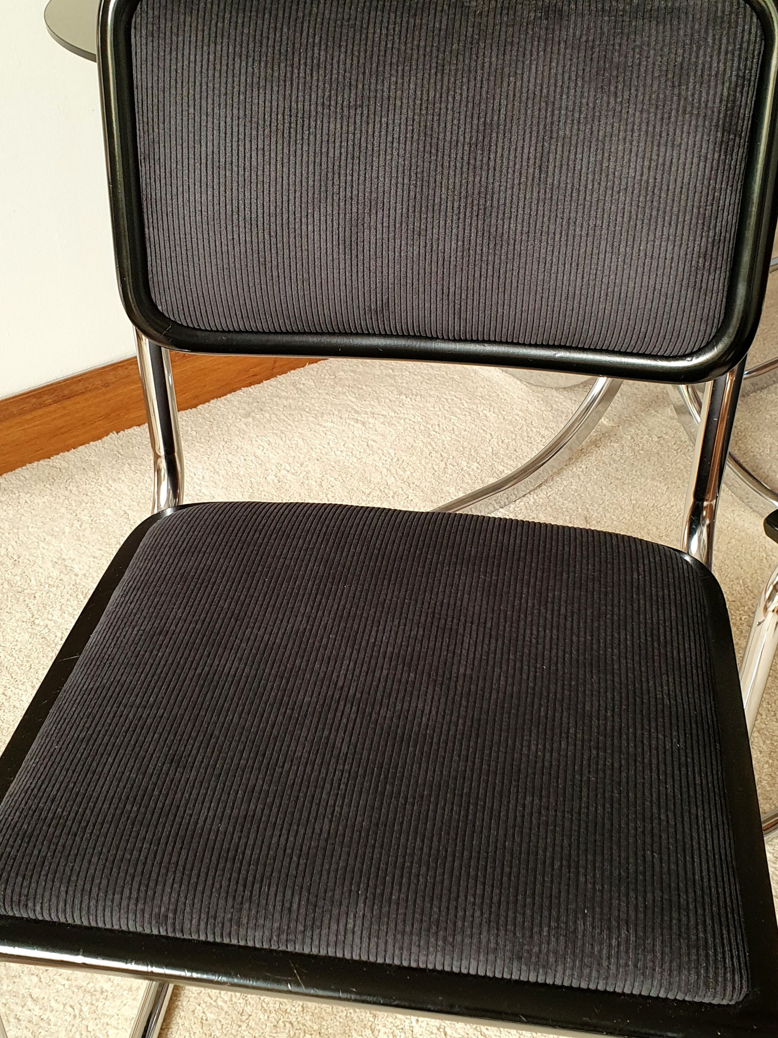 Série de 4 chaises B32 Marcel Breuer en velours côtelé noir