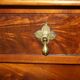 Commode Victorienne en Bois Flammé avec Roulettes en Porcelaine