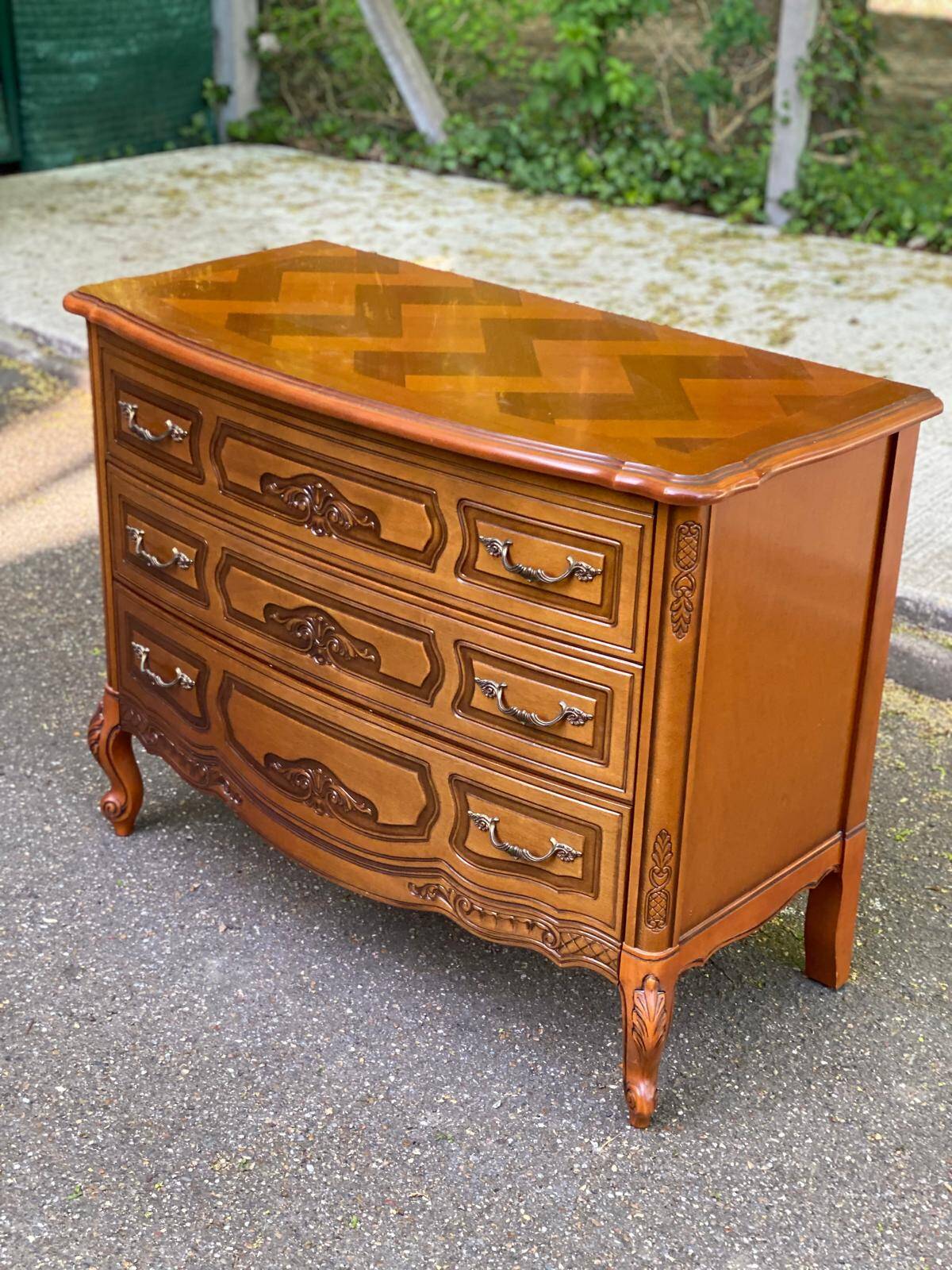 Curved bow commode Louis XV in solid wood and marquetry from the 1960s of the 20th century.