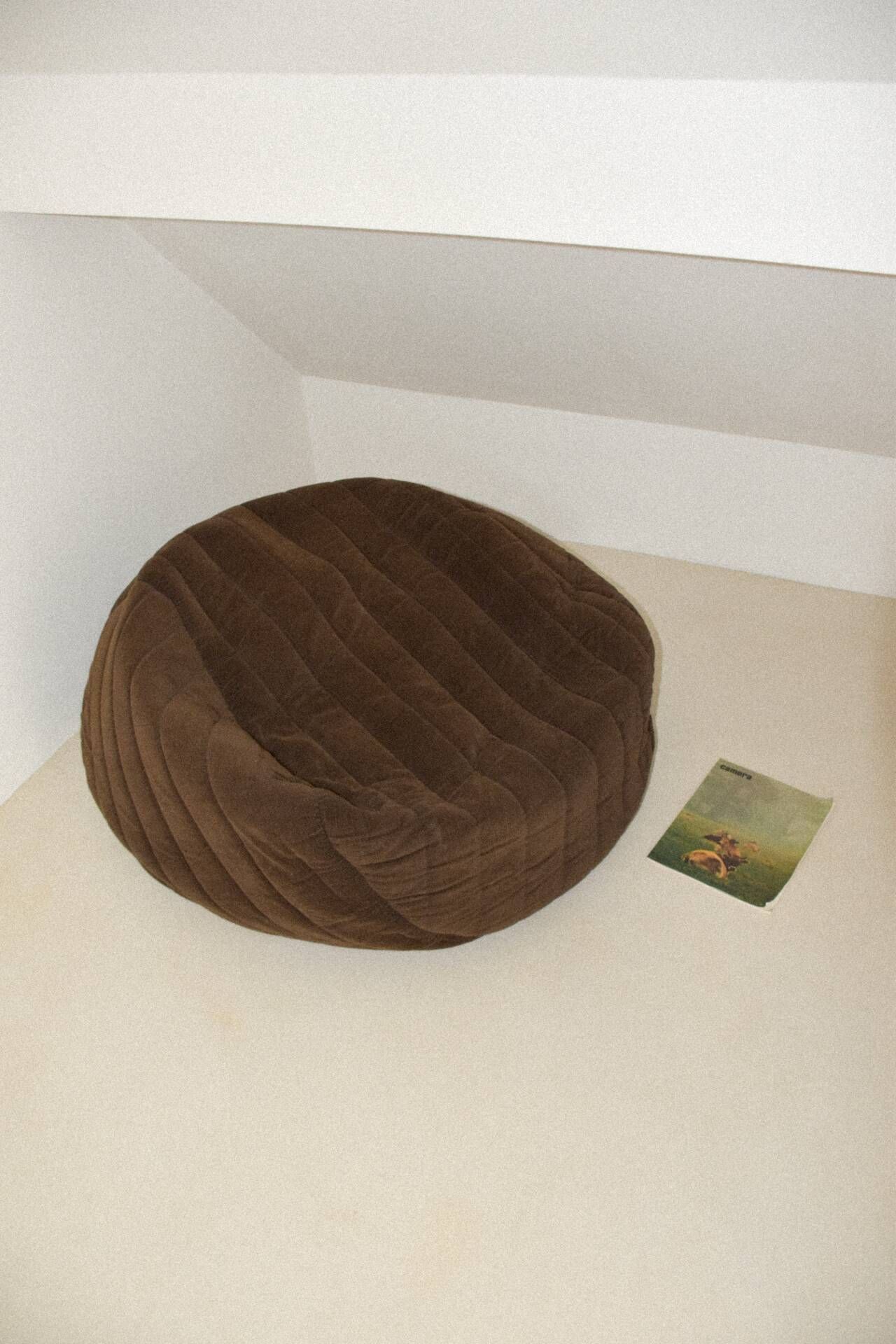 Pouf en velours marron