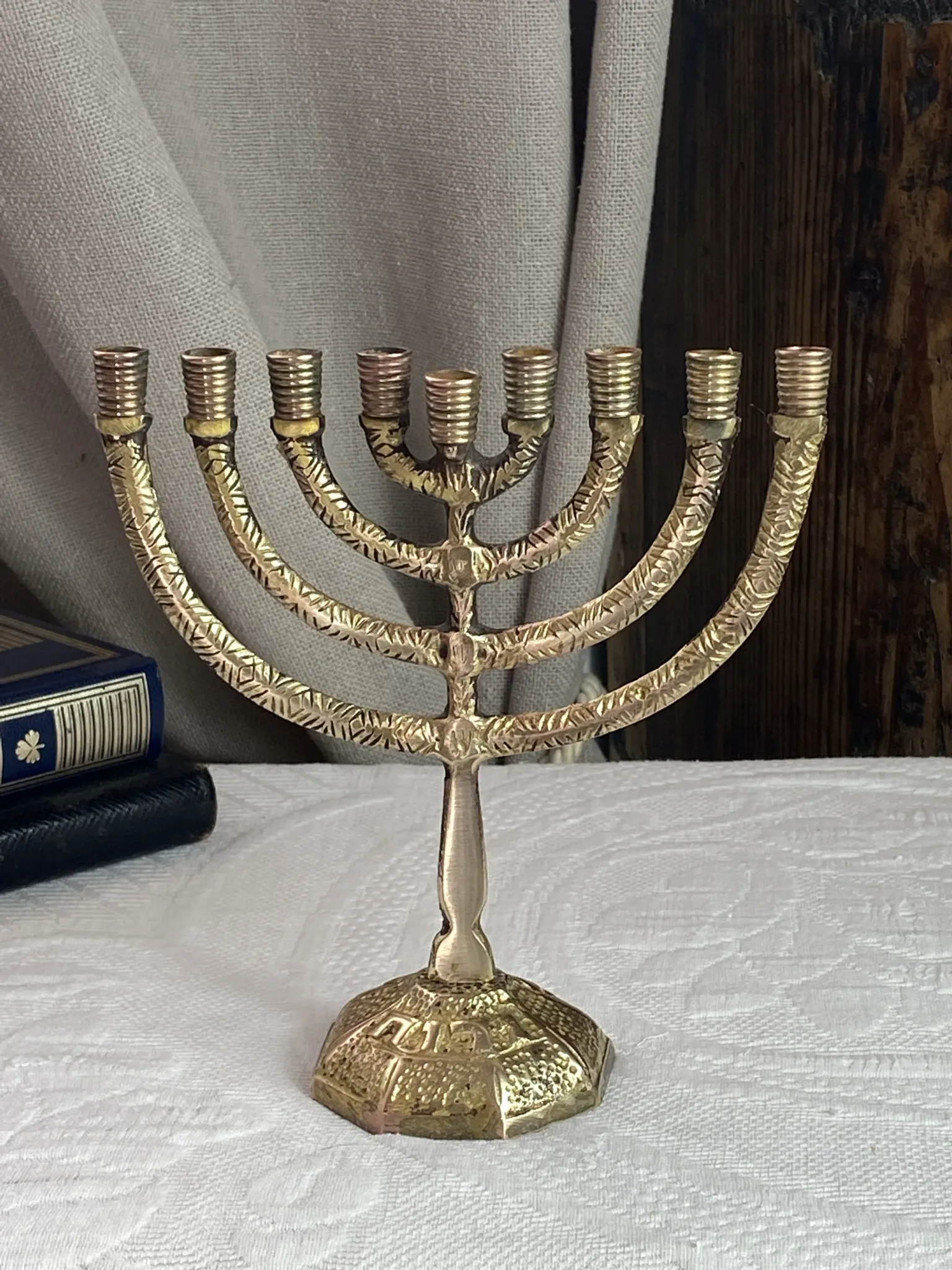 Chandelier, menorah à  neuf branches en laiton massif 