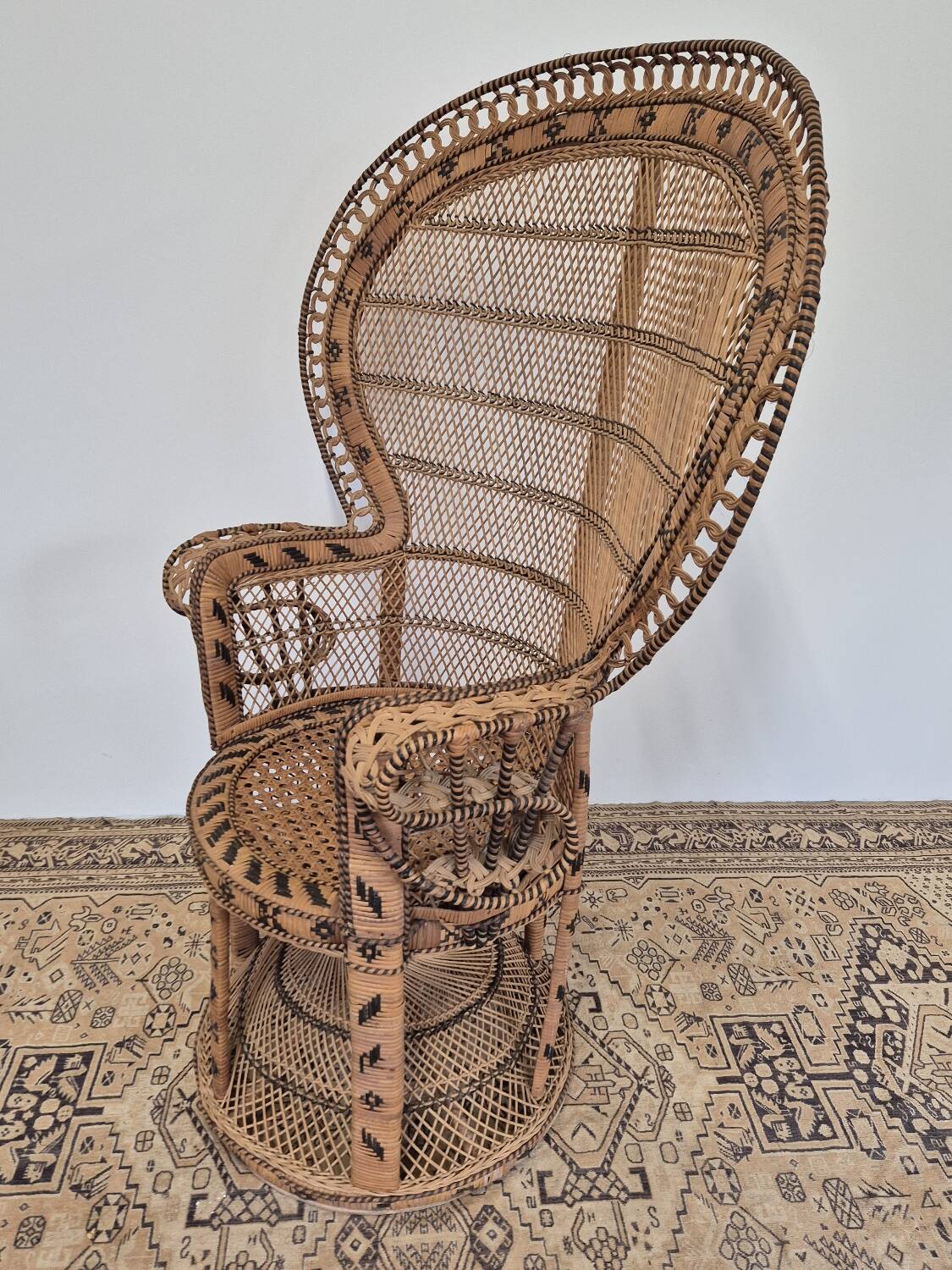 Fauteuil Emmanuelle "Peacock" vintage en rotin