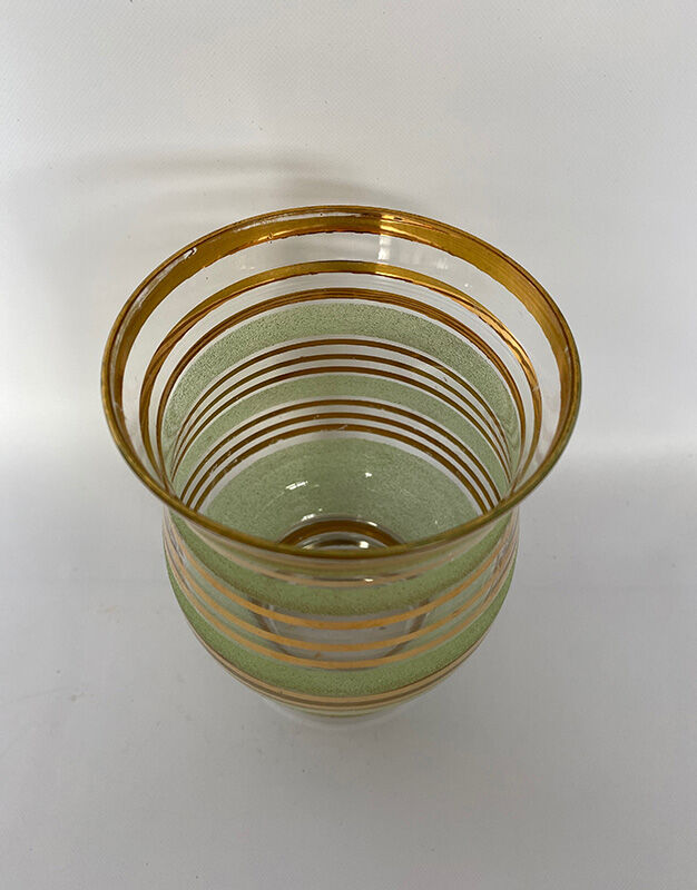 Vase doré et vert