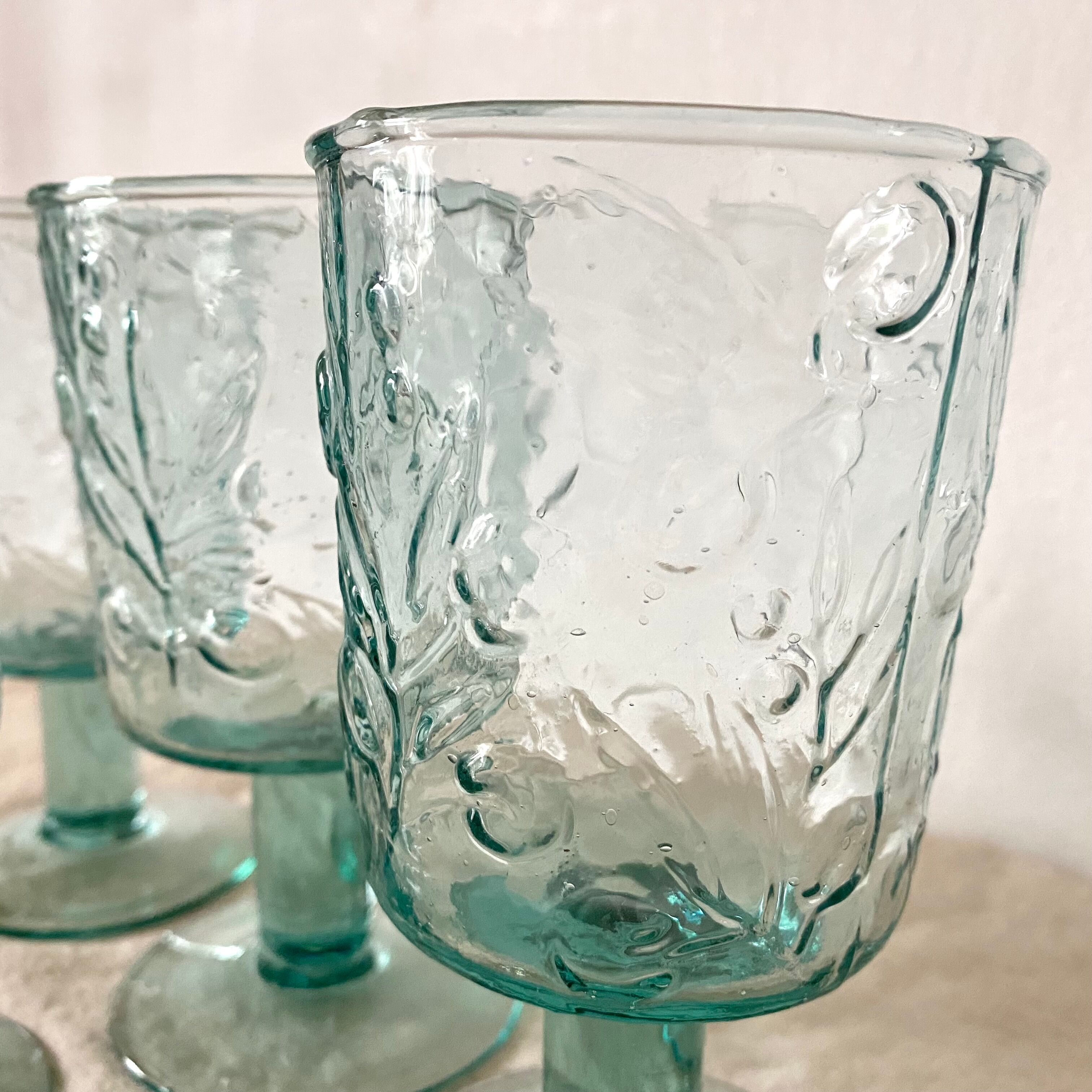 Coloured stemmed lenses