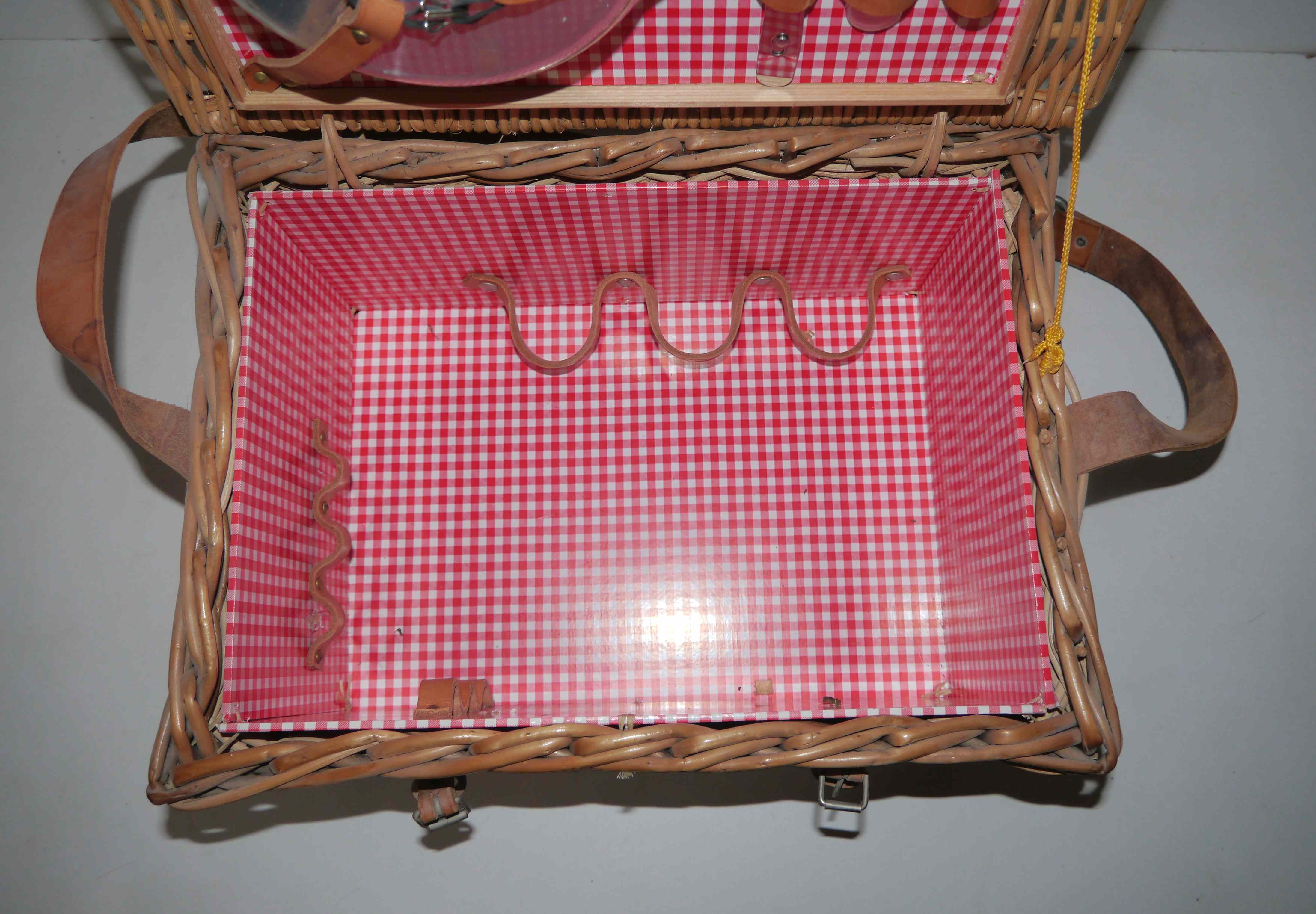 Old artisanal wicker picnic basket 50