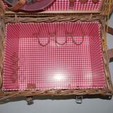Old artisanal wicker picnic basket 50