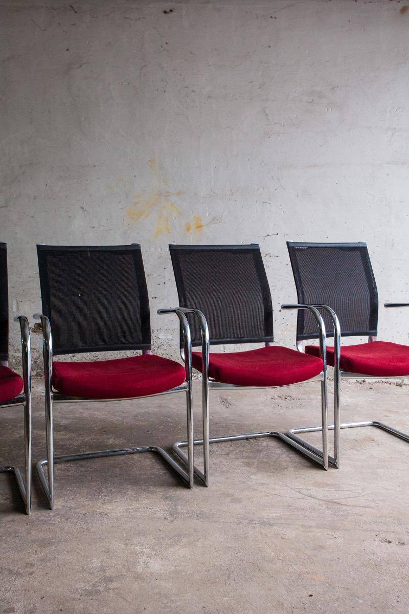 Lot de 4 chaises cantilever avec assise bordeaux et dossier en maille