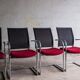 Lot de 4 chaises cantilever avec assise bordeaux et dossier en maille