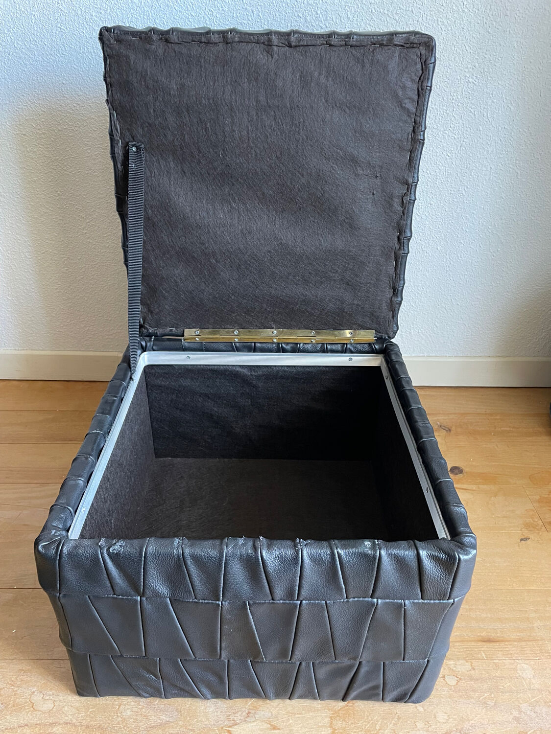 Black leather chest ottoman from Sède