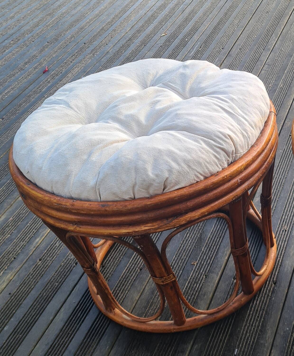 Varnished rattan pouf and cushion