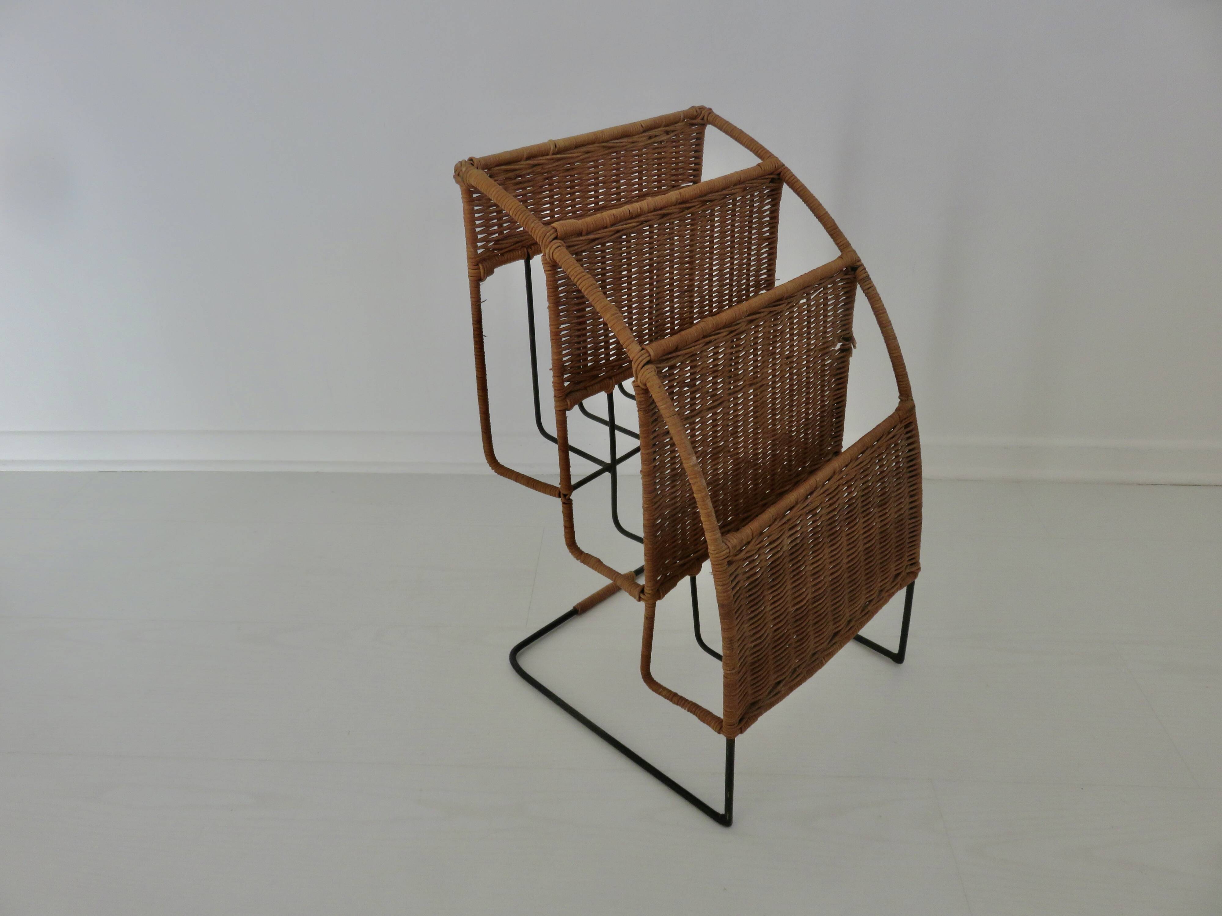 Porte revue rotin et métal Raoul Guys années 50