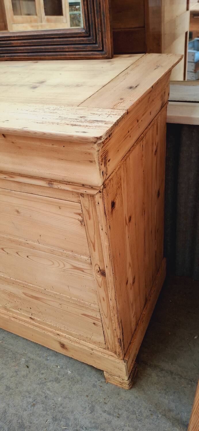 Antique chest of drawers