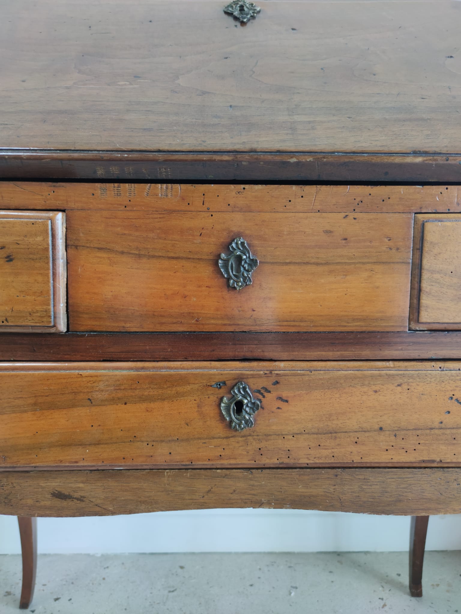 Bureau de pente en bois naturel