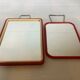 Paire de petits miroirs rouges style barbier