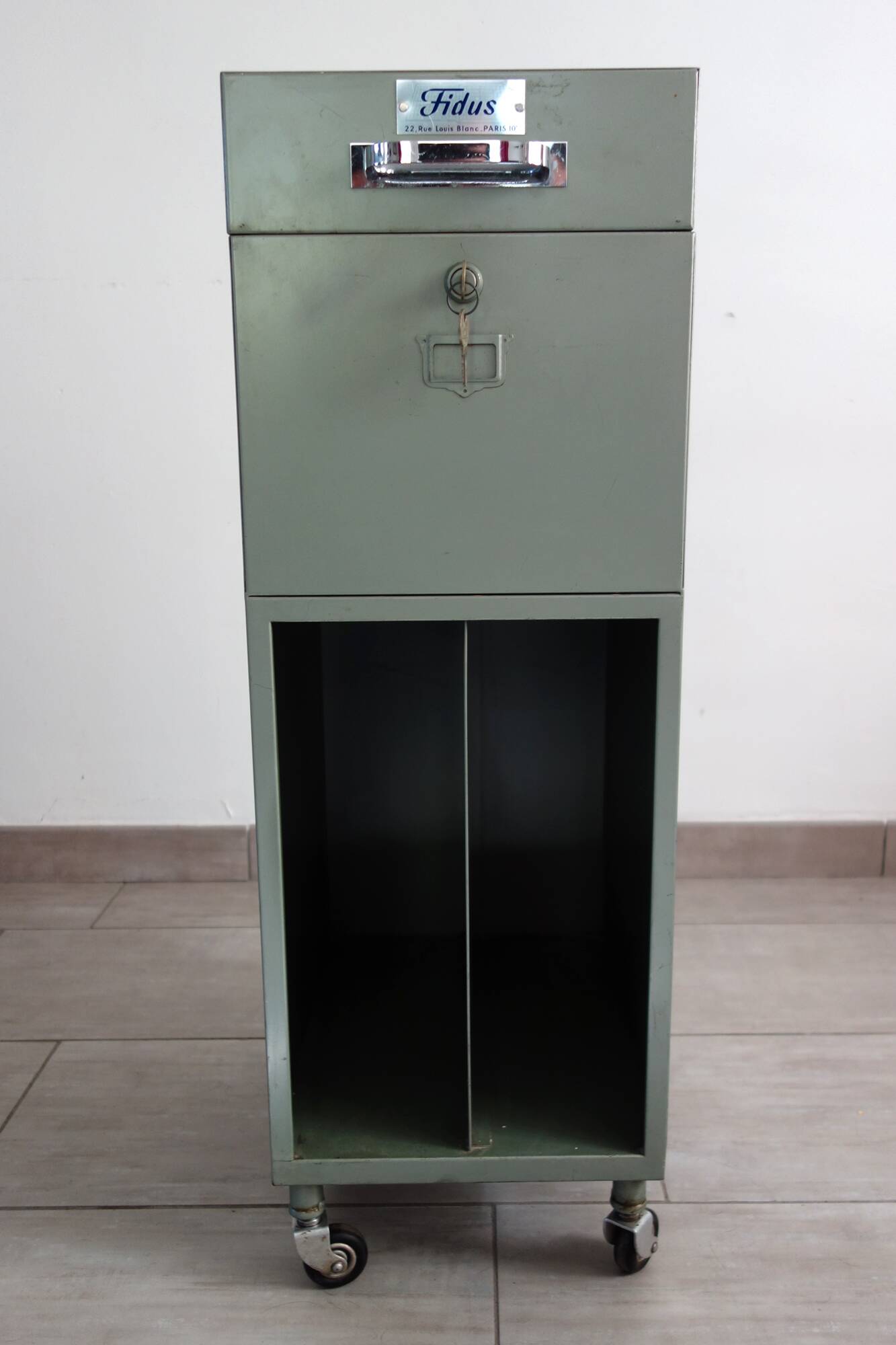 Industrial metal filing cabinet on casters Fidus