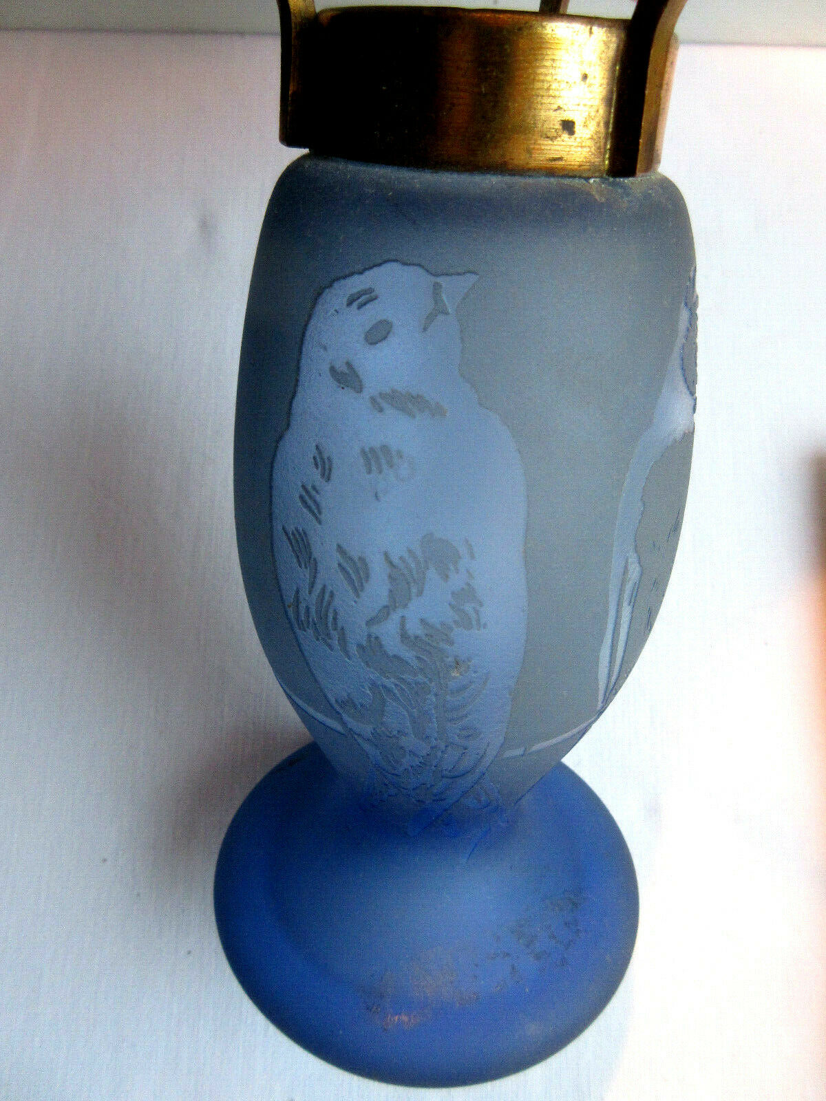 Pied de lampe pâte de verre bleue 3 oiseaux dégagés à l'acide, haut en laiton