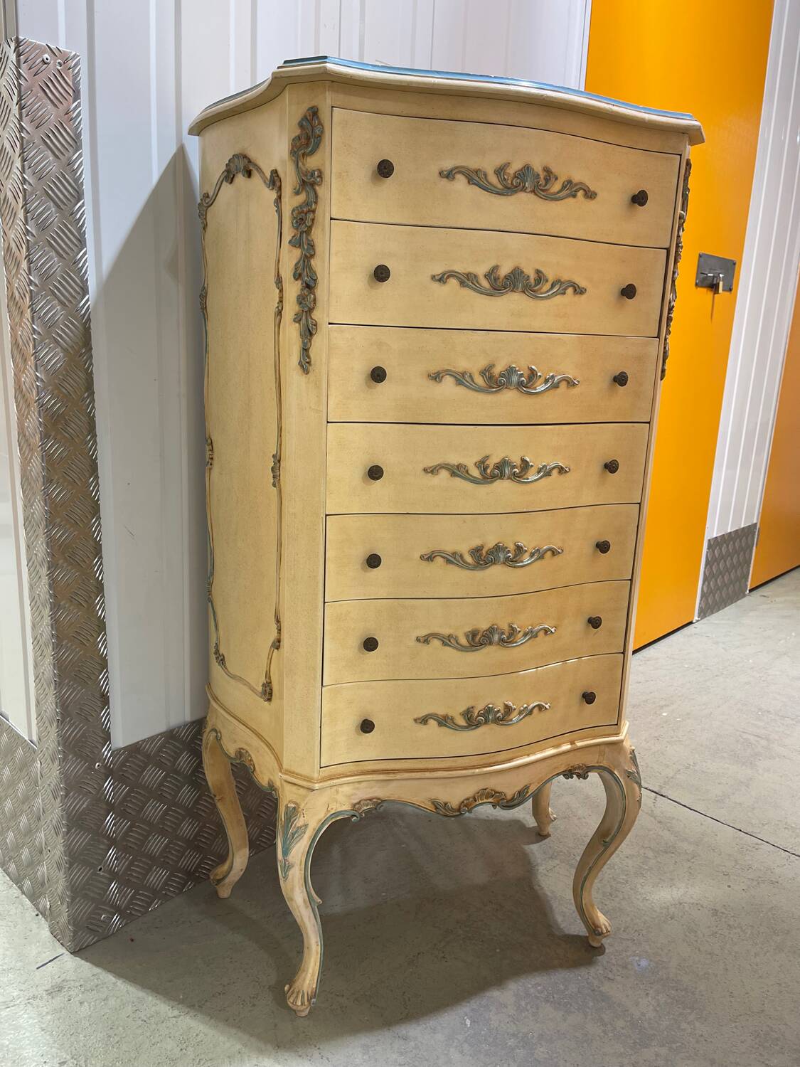 Vintage chest of drawers