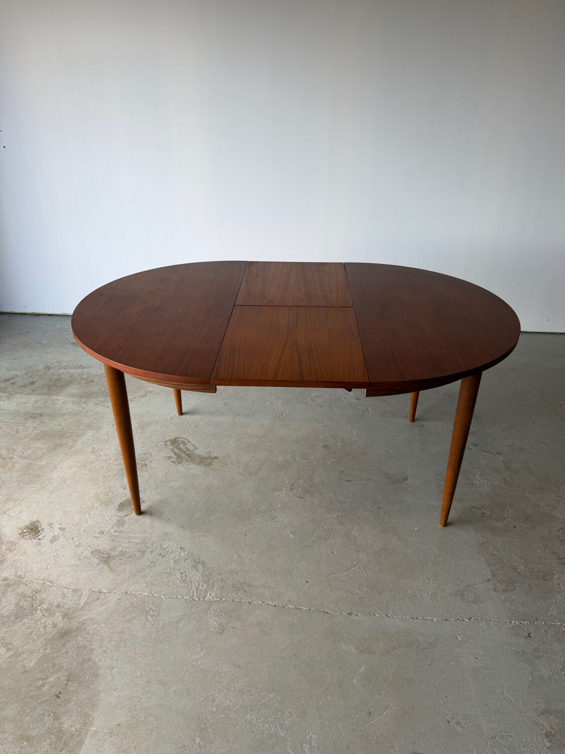 Scandinavian design extendable round table in teak, Danish manufacture.
