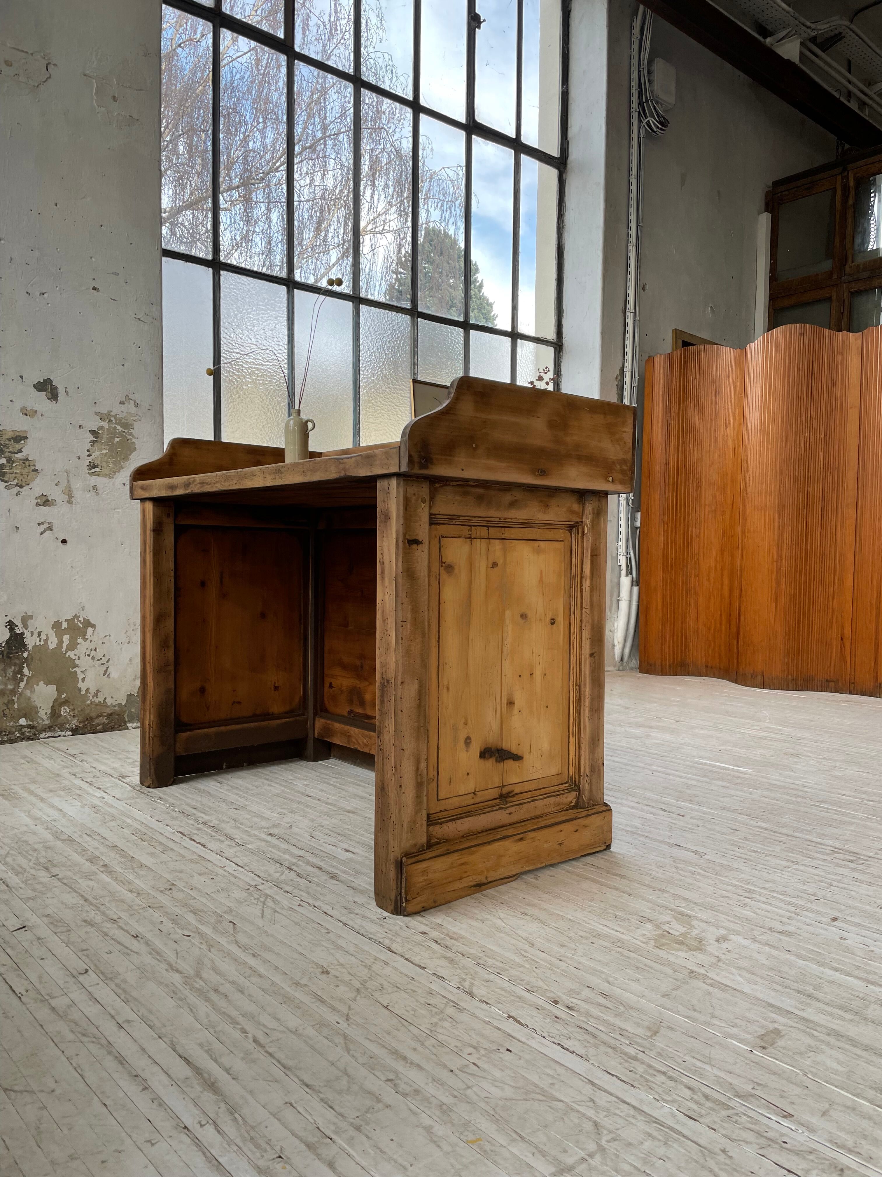 Trading counter central island pine