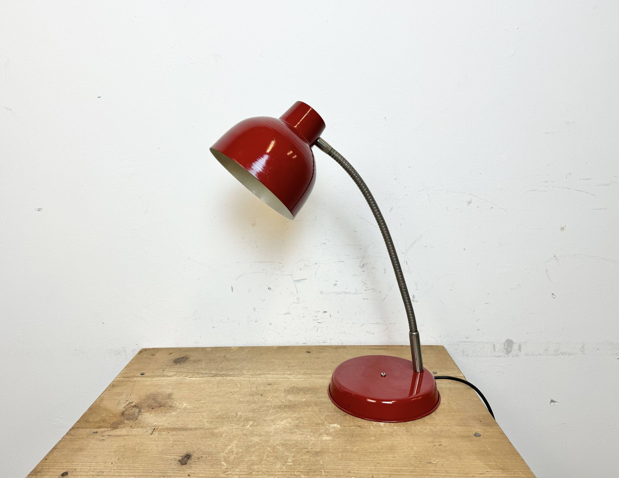 Lampe de Table Industrielle Rouge à Col de Cygne, 1960s