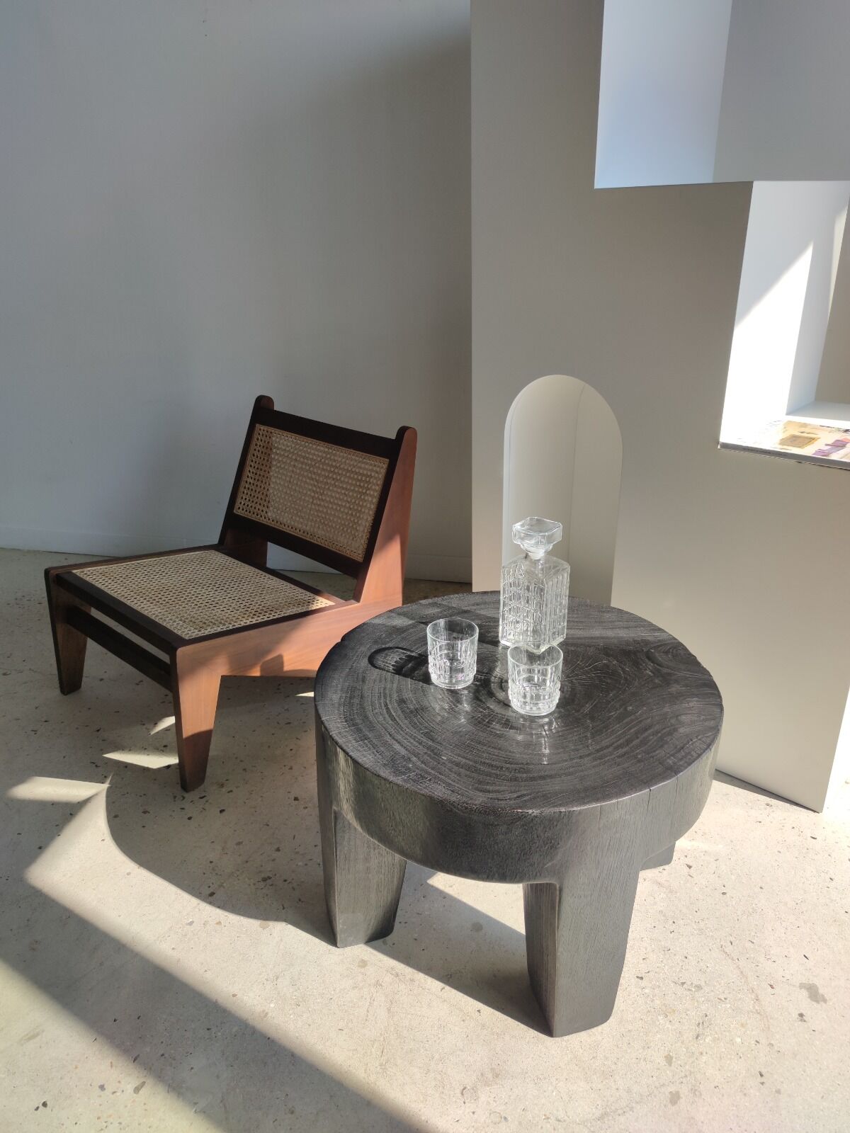 Quadripod coffee table in black monoxyl solid wood