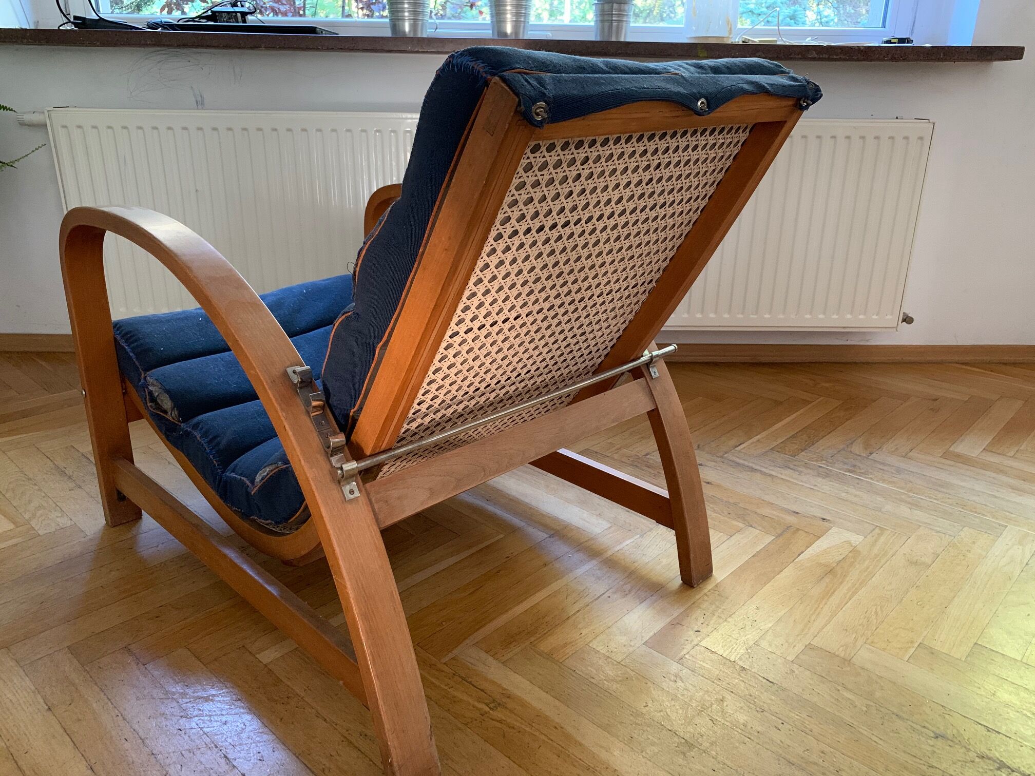 Fauteuil Jindrich Halabala en bois et canne, années 1930